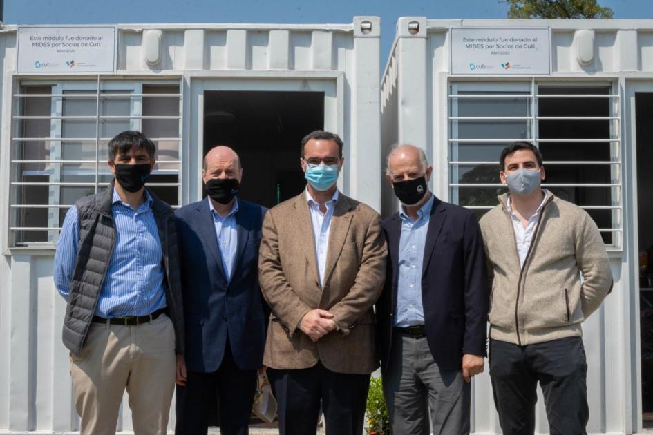 El ministro Bartol y representantes de organizaciones y empresas que contribuyeron al proyecto durante el evento. El ministro Bartol y representantes de organizaciones y empresas que contribuyeron al proyecto durante el evento.