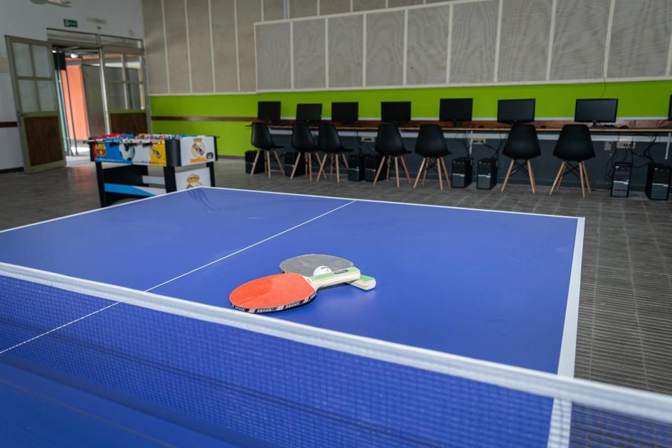 Sala de esparcimiento equipada con Mesa de ping pong, futbolito y computadoras Mesa de ping pong, futbolito y computadoras en sala de esparcimiento
