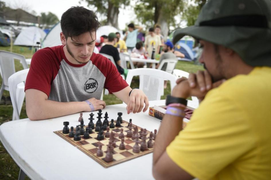 Jóvenes jugando al ajedrez