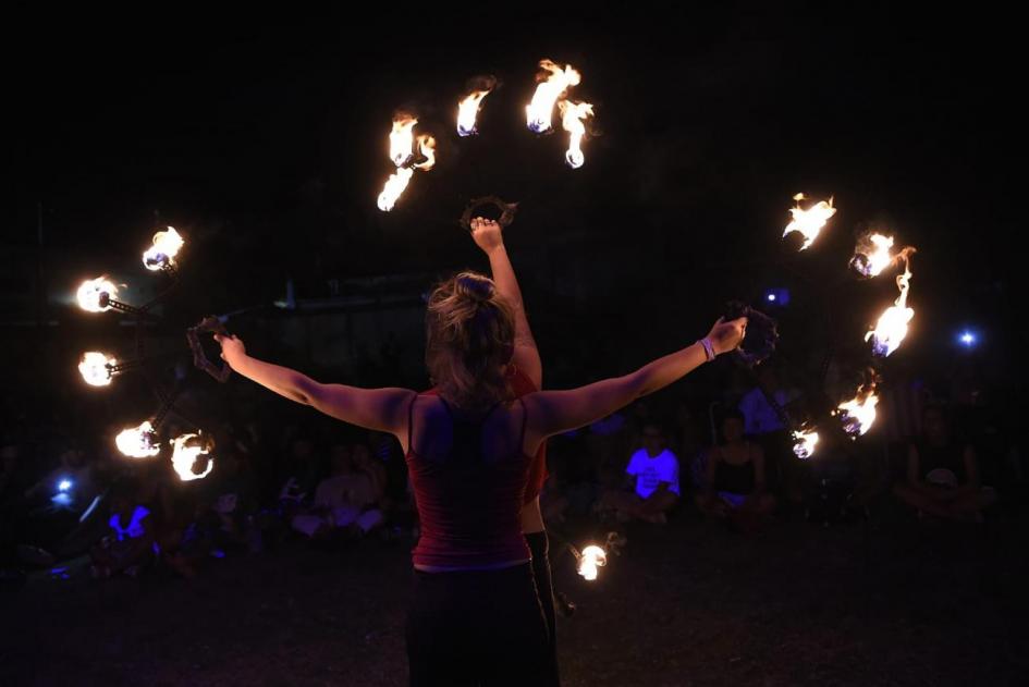 Chica haciendo malabares con fuego