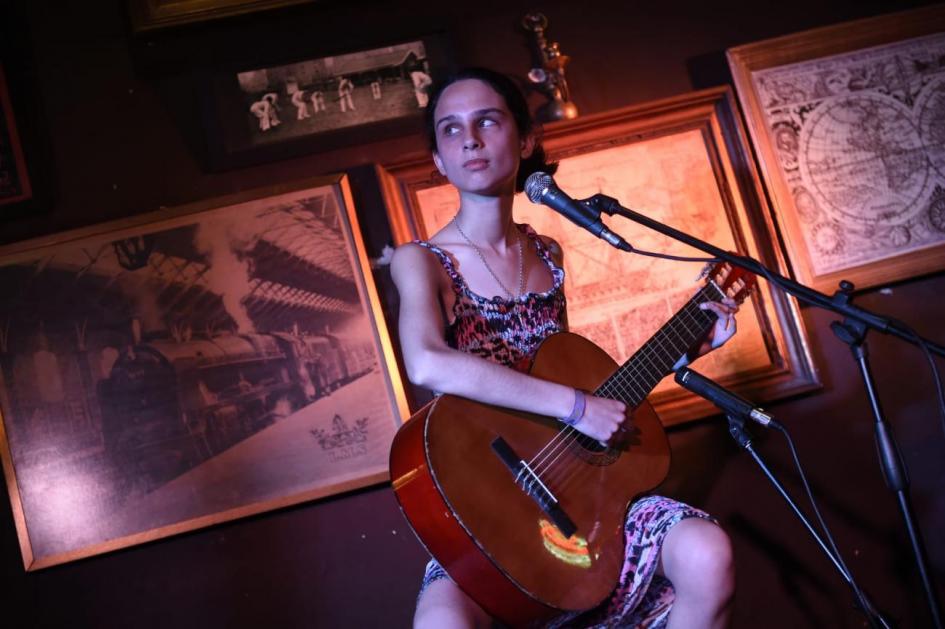 Arte y Juventud 2019. Paysandú Chica Joven tocando la guitarra