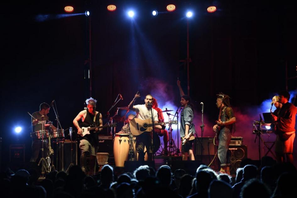 Grupo de música en una escenario