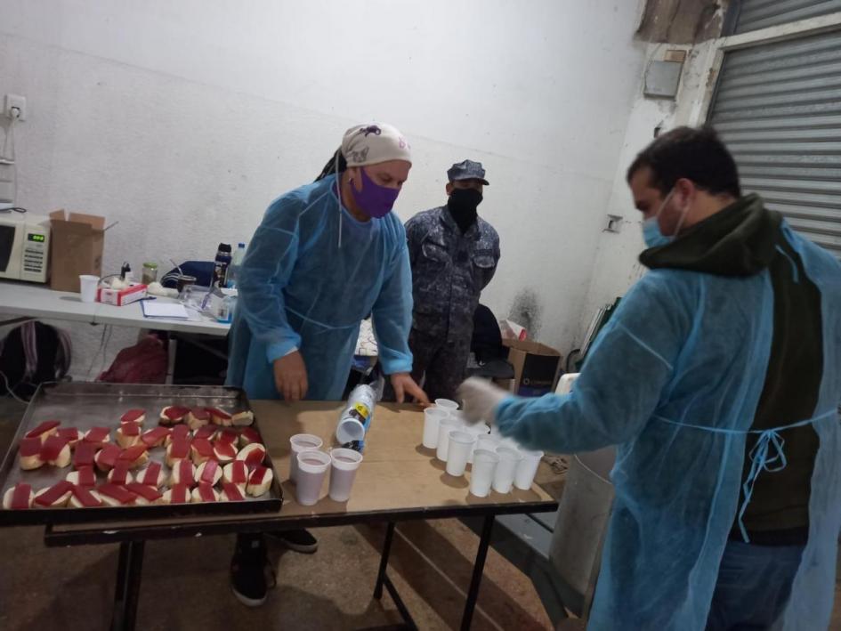 Colaboradores de la Armada Nacional preparan alimentos en refugio Plan Invierno 2021