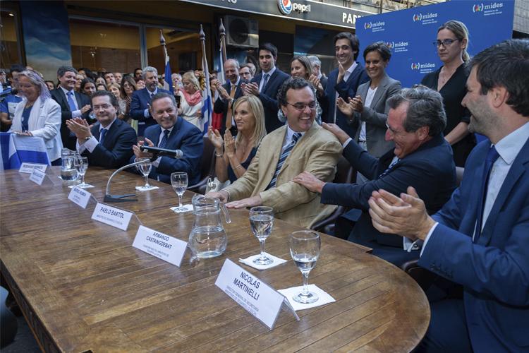 Asunción de las nuevas autoridades del MIDES Mesa de autoridades en la calle