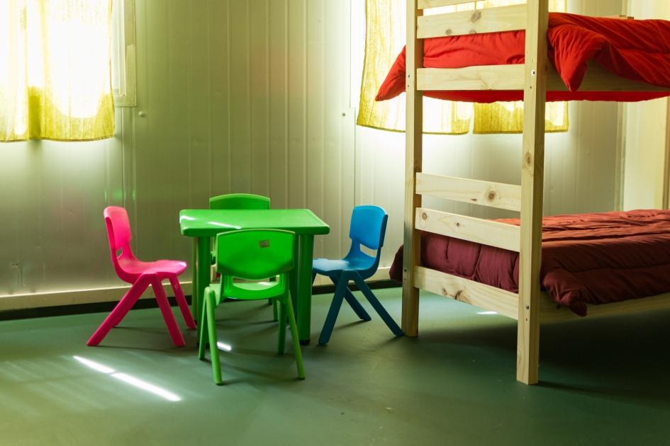 Dormitorios equipados con cuchetas y mobiliario para alojar a mujeres con niños y adolescentes en si