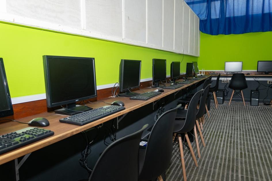 Sala de computación para continuidad educativa de niños y jóvenes alojados en El Zorzal Sala de computación para continuidad educativa