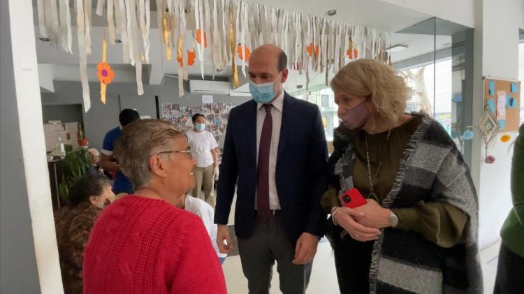 Ministro Lema y directora Fernanda Auersperg junto a usuarios de refugio en jornada de corte de pelo