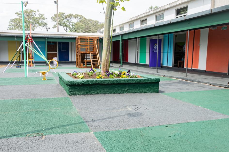 Patio con juegos diseñados y fabricados por integrantes de la Dirección Nacional del Liberado Patio con juegos diseñados y fabricados por integrantes de la Dirección Nacional del Liberado
