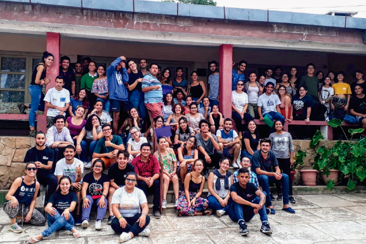 jóvenes reunidos en el Consejo Uruguayo de Juventudes