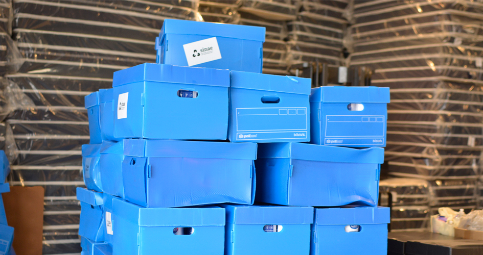 Pila de cajas azules