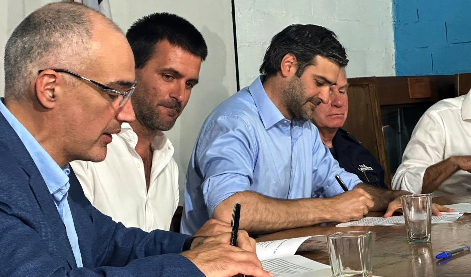 Autoridades durante firma de convenio. Fuente Presidencia de la República .