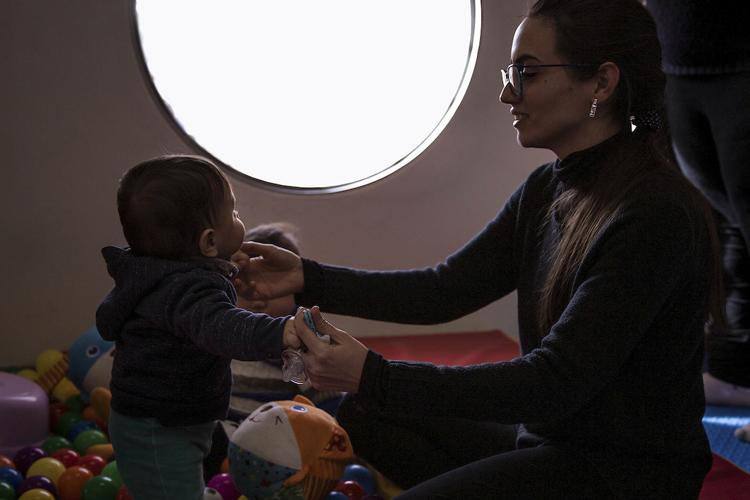 Niño con cuidadora Niño con cuidadora