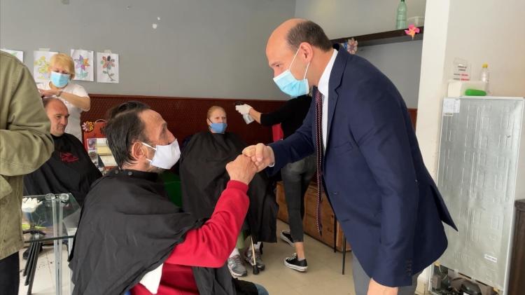 Ministro Lema visita a usuarios en jornada solidaria de corte de cabello en refugios