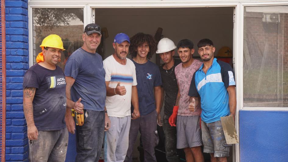 Trabajadores que llevaron adelante la obra del centro 