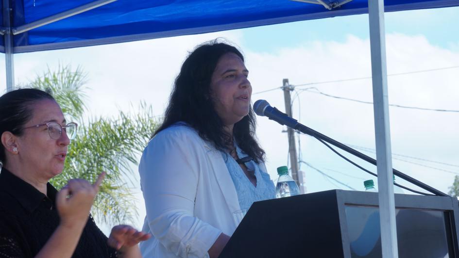 Carolina Murphy haciendo uso de la palabra 