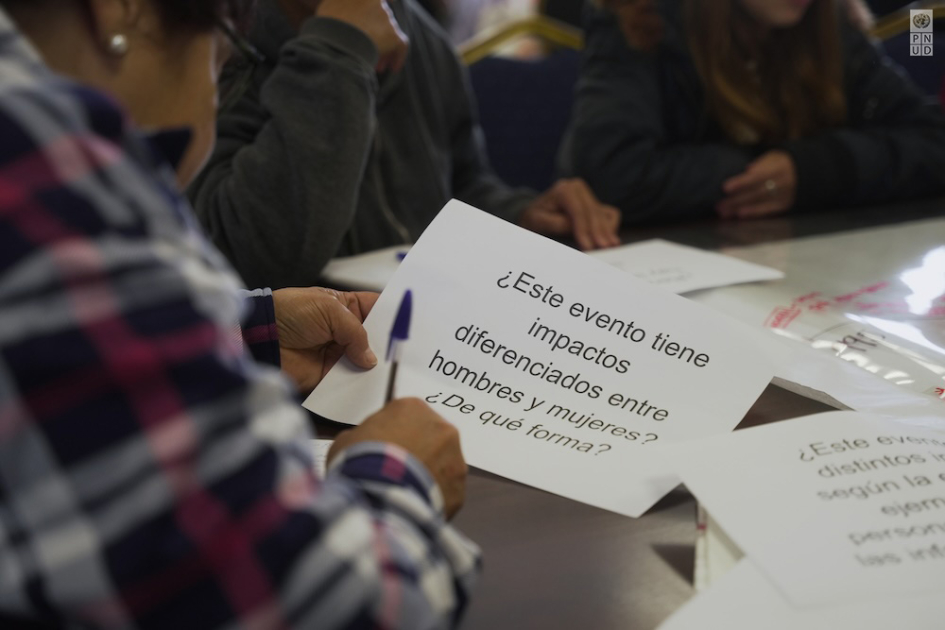 Diálogo Regional Norte realizado en Tacuarembó Participante del Diálogo Regional Norte realizado en Tacuarembó escribiendo durante trabajo en grupo