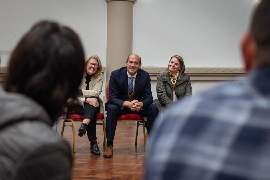 Autoridades escuchando a los participantes del proyecto