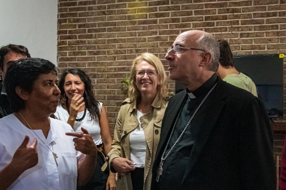 Cardenal Sturla junto al equipo que trabajará en el centro Cardenal Sturla junto al equipo que trabajará en el centro