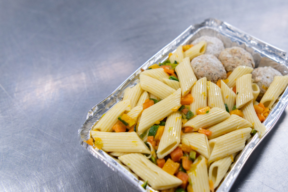 Alimentación brindada por el INDA. Vianda con fideos y albóndigas.