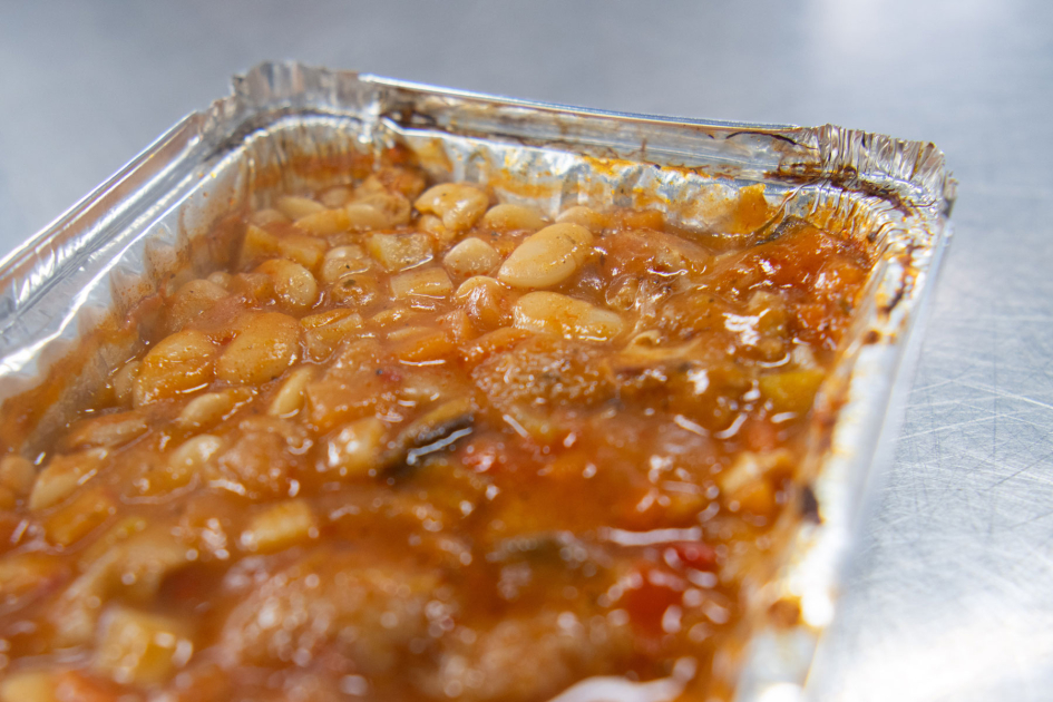 Alimentación brindada por el INDA. Vianda con guiso de carne y porotos.