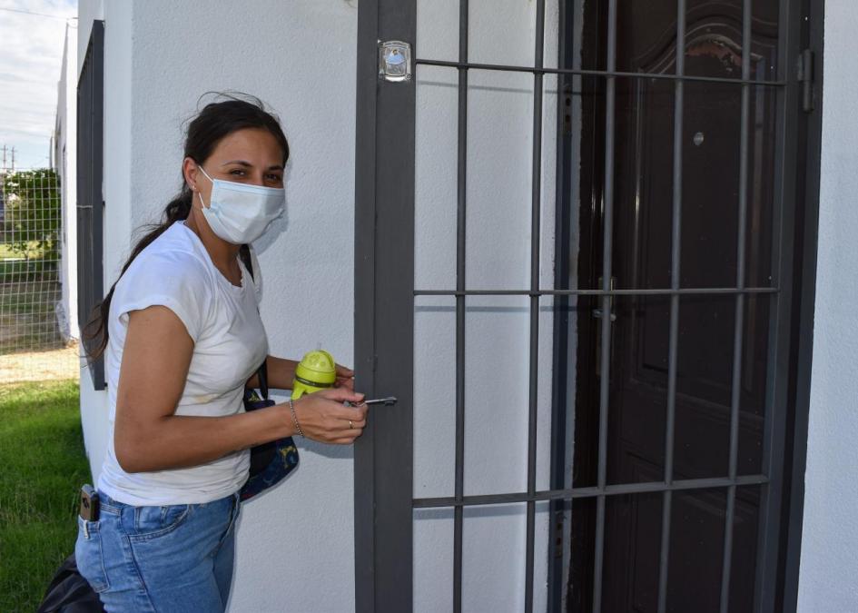 Ana Karen ingresando a su nuevo hogar Mujer abriendo puerta de su casa