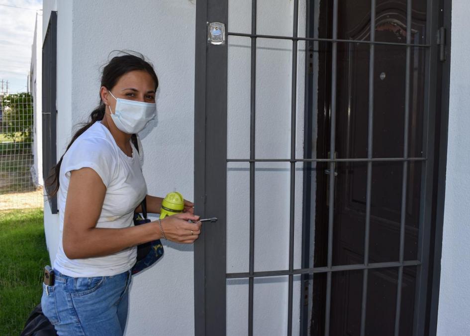 Mujer abriendo puerta de su casa