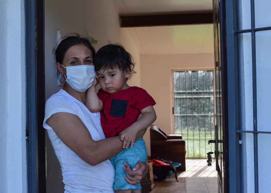 Madre y niño pequeño en puerta de casa