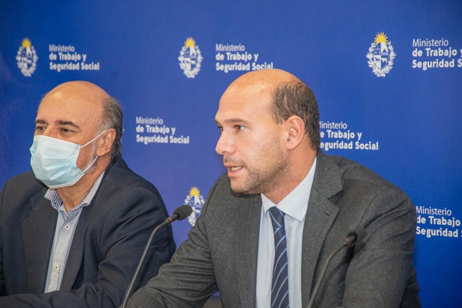 Ministro de Desarrollo Social, Martín Lema junto al ministro del MTSS, Pablo Mieres en firma de convenio Ministro del Mides, Martín Lema junto a ministro del MTSS,Pablo Mieres