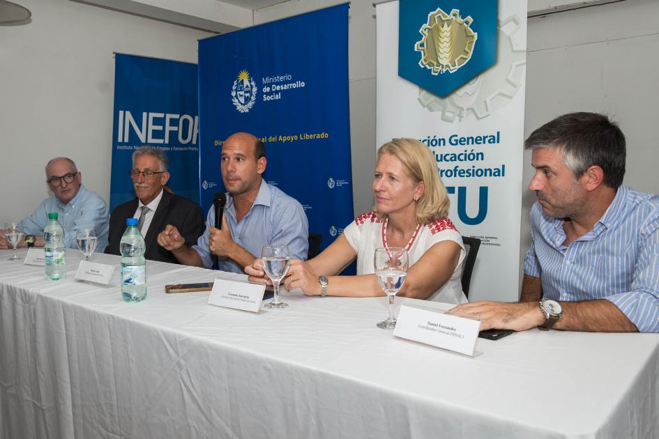 Mesa de autoridades en el lanzamiento 