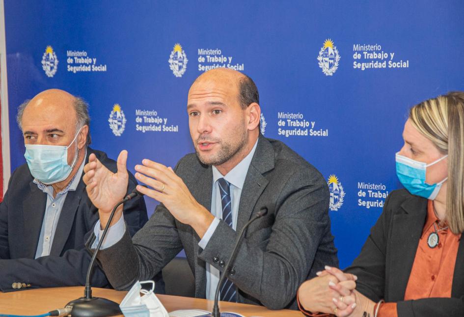 Firma de convenio socio laboral entre Ministerio de Desarrollo Social y Ministerio de Trabajo y Seguridad Social Mieres, Lema y Brugman. Lema hace uso de la palabra en jornada por firma de acuerdo sociolaboral