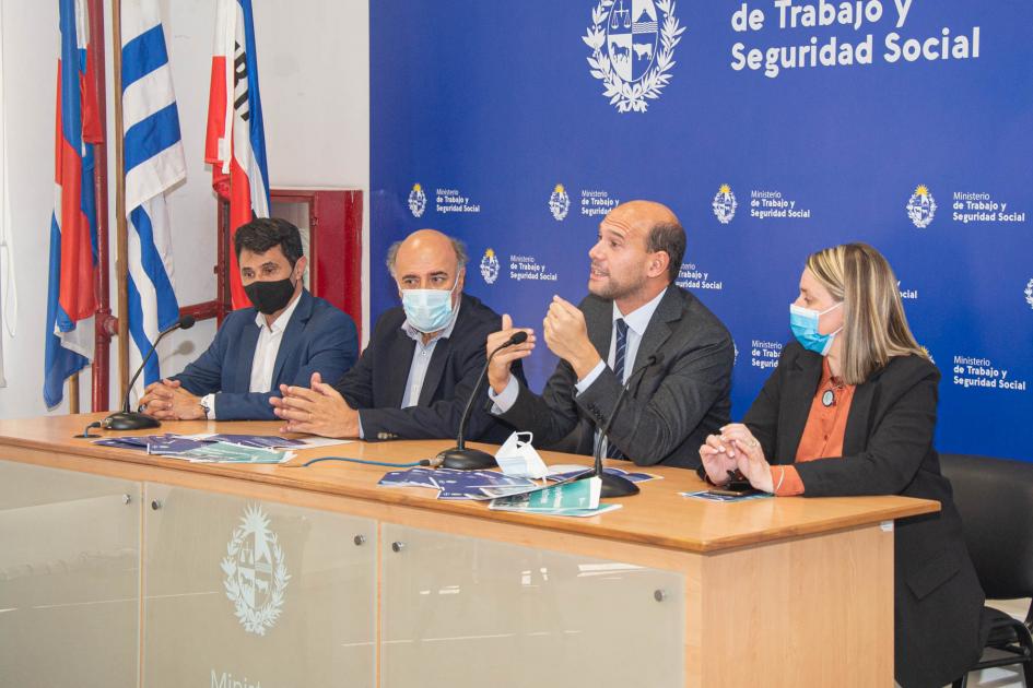 Firma de convenio socio laboral entre Ministerio de Desarrollo Social y Ministerio de Trabajo y Seguridad Social De izquierda a derecha: director Nacional de Trabajo Daniel Pérez; Martín Lema y Andrea Brugman
