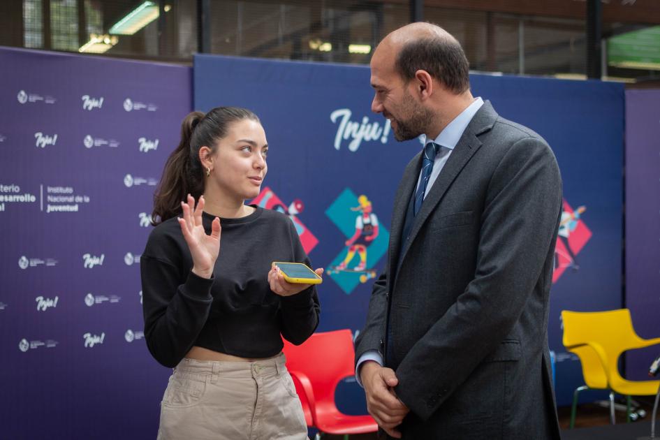 Ministro en diálogo con joven de Ciudad Universitaria 