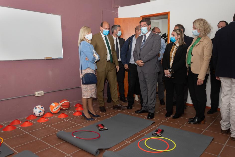 Autoridades en recorrida por las instalaciones del centro