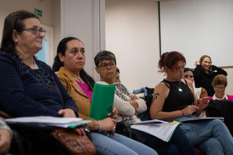 Cuatro mujeres que participan del curso atentas a la persona que expone