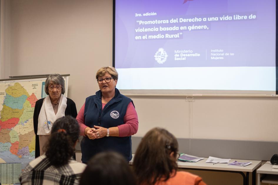 Participantes del curso Dos mujeres se están presentando frente a las otras participantes del curso