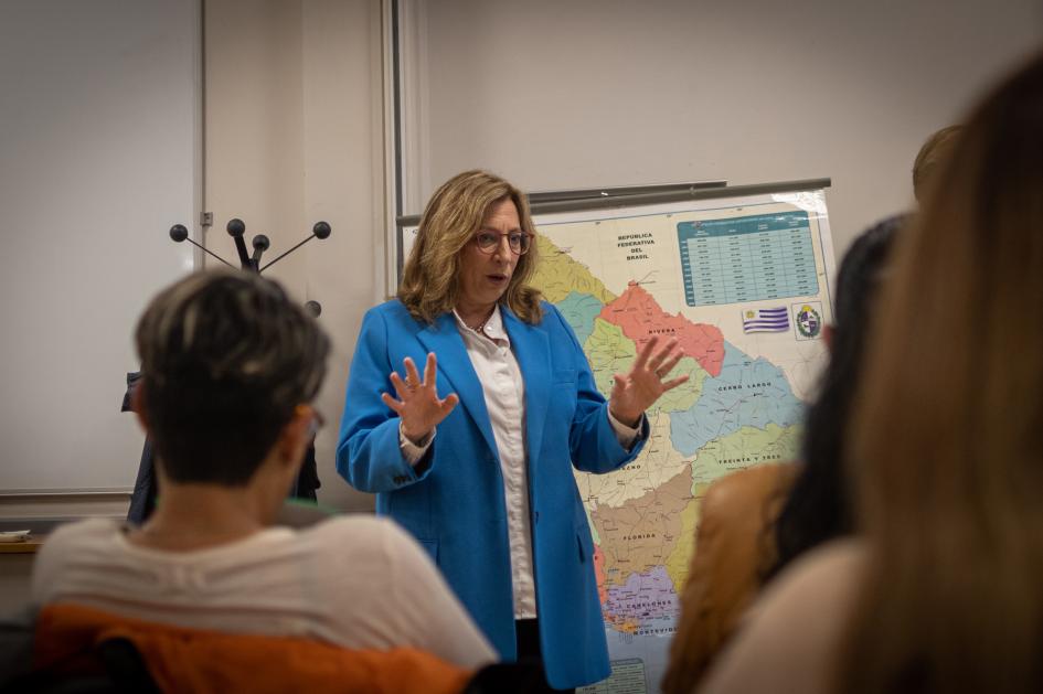 Directora de Inmujeres, Mónica Bottero exponiendo en el curso 