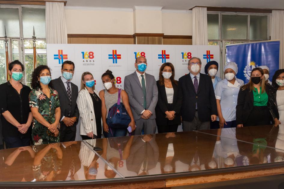 Autoridades del Mides y Asoc. Española junto a usuarios del Mides en su primer día de trabajo formal en la mutualista Autoridades del Mides y Asoc. Española junto a usuarios del Mides en su primer día de trabajo formal