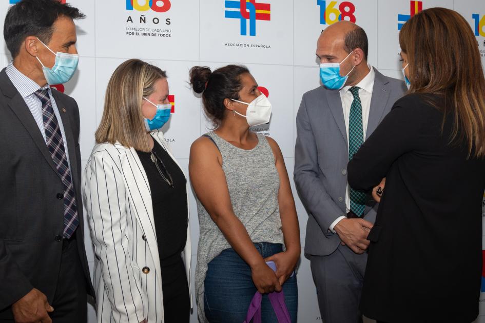 Bienvenida a participantes postulados desde los programas del ministerio que ingresan a trabajar en Asociación Española Martín Lema, Andrea Brugman y directivos de la Asoc. Española junto mujer postulada por Mides