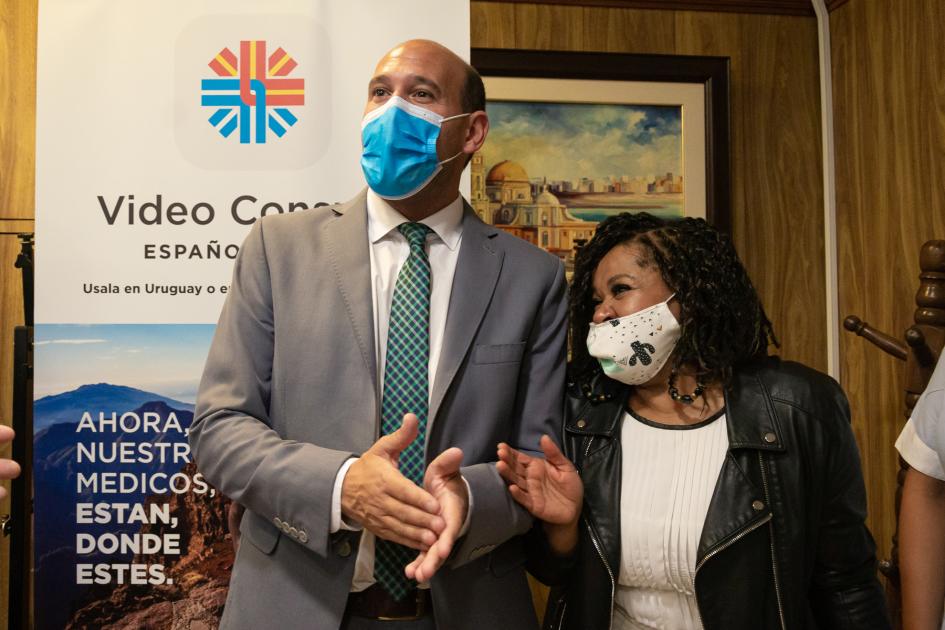 Ministro Lema junto a participante de programa del ministerio que trabajará en Asociación española por Cupo Mides Ministro Lema junto a participante mujer afro que hará tareas de tisanería en Asoc. Española