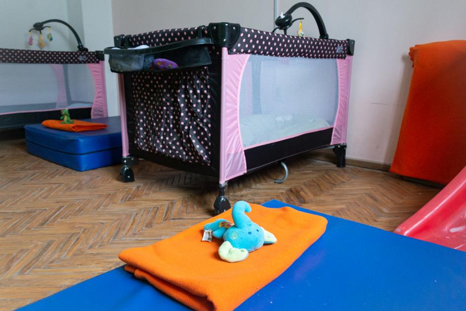 Sala de descanso con insumos específicos para la primera infancia Sala de descanso con cunas, colchonetas y mantas para dormir