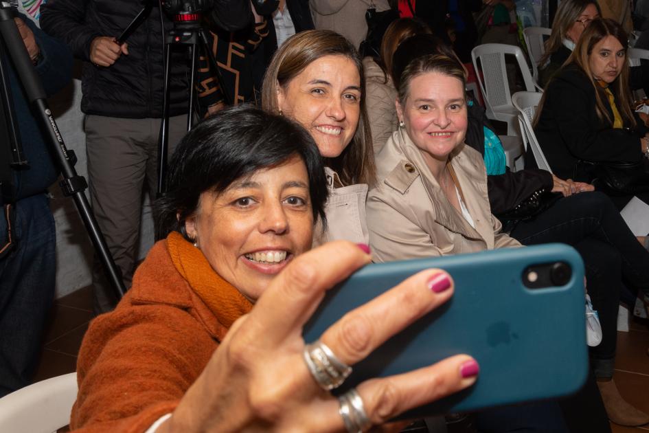 Andrea Brugman y Florencia Krall junto a integrantes de la sociedad civil en CCC "María Abella"
