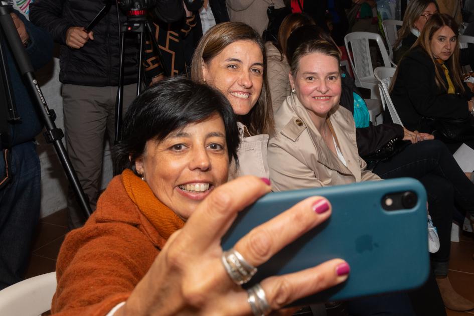 Jerarcas de Mides, Inau y técnicos de Paso Carrasco en corte de cinta inauguración casa comunitaria Andrea Brugman y Florencia Krall junto a integrantes de la sociedad civil en CCC "María Abella"