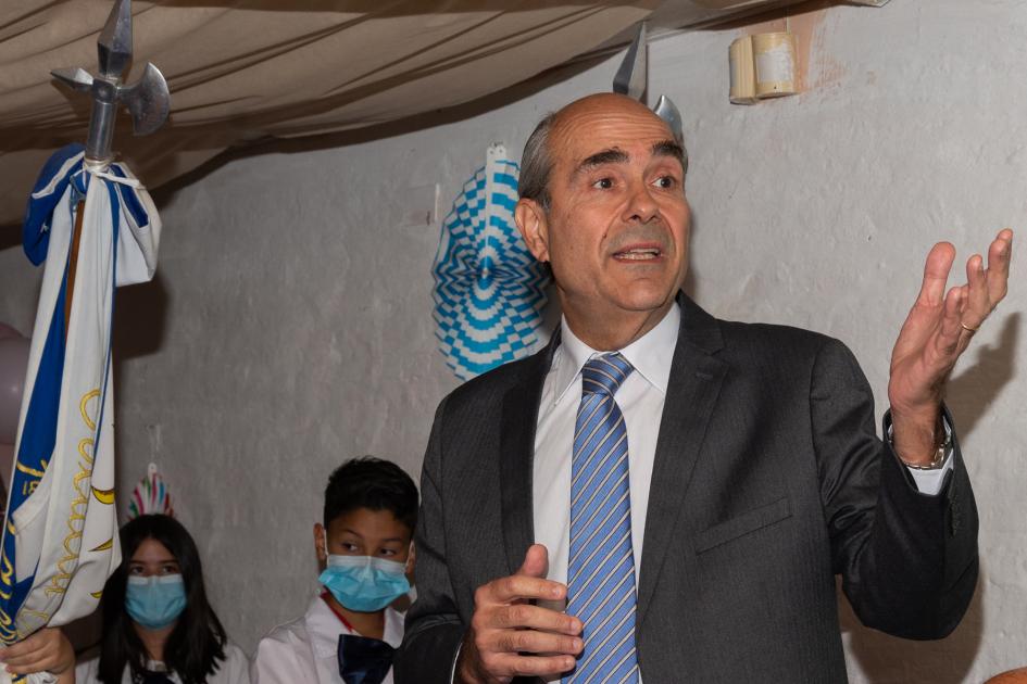 Pablo Abdala en su alocución junto a abanderados de escuela 179 "Monterrey" de Paso Carrasco Pablo Abdala en alocución junto a abanderados de escuela 179 "Monterrey" de Paso Carrasco