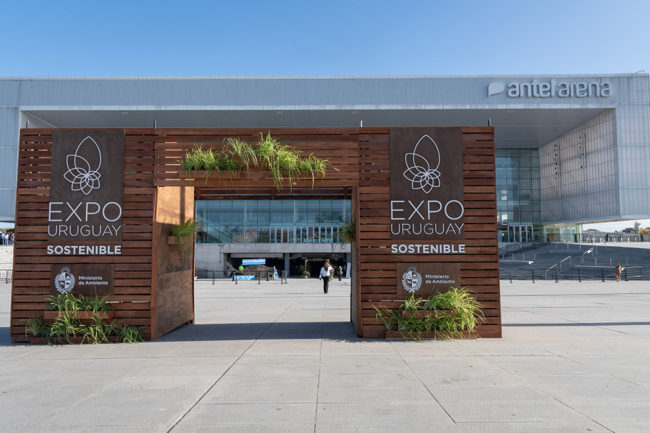 Expo Uruguay Sostenible. Entrada de la Expo Uruguay Sostenible en el Antel Arena.