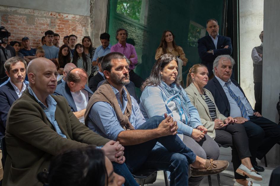 Autoridades presentes en el lanzamiento 