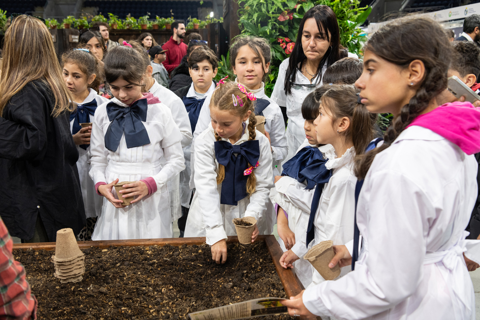 Niños y niñas de escuela pública en un stand de la Expo Uruguay Sostenible. Niños y niñas de escuela pública en un stand de la Expo Uruguay Sostenible.