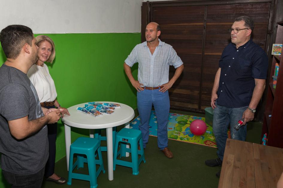 Autoridades en el cuarto de juegos Autoridades en el cuarto de juegos