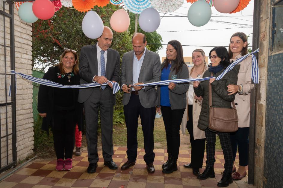 Autoridades Mides e Inau junto a técnicos de Paso Carrasco en inauguración casa comunitaria "María Abella" Jerarcas Mides, Inau y técnicos de Paso Carrasco en corte de cinta inauguración casa comunitaria