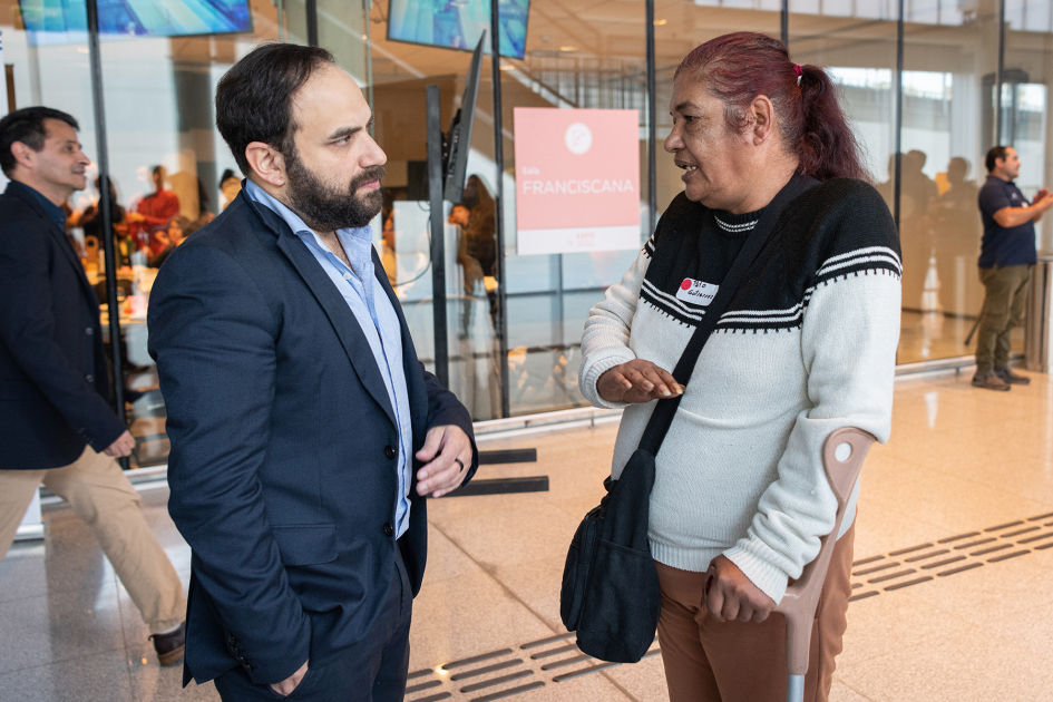 Ministro de Desarrollo Social Gonzalo Civila en Expo Uruguay Sostenible. Ministro Civila conversando con clasificadora.