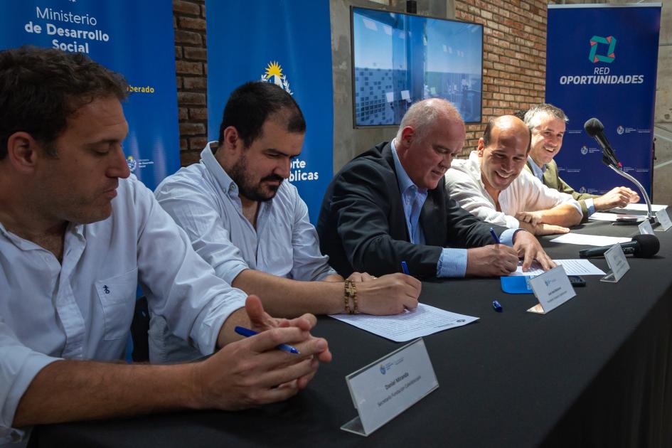Autoridades en la firma de convenio Autoridades en la firma de convenio